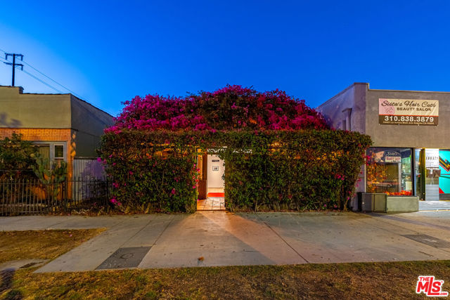 10959 Venice Boulevard, Los Angeles CA: https://media.crmls.org/mediaz/eb498329-0f35-4ad0-af3b-75a498339cad.jpg