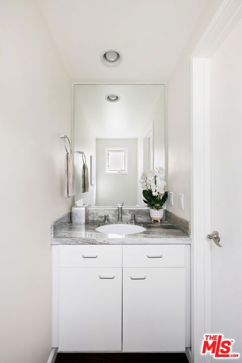 505 Pier Avenue, Santa Monica CA: https://media.crmls.org/mediaz/eb49ad58-3ce5-40fe-8c2b-4906e0349a24.jpg