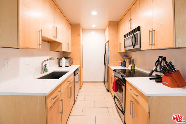 931 N ALFRED Street, Los Angeles CA: https://media.crmls.org/mediaz/eb49ad5e-48e5-44a6-b4cb-b093af8f3269.jpg
