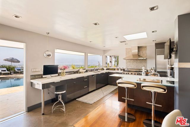 11531 Amanda Drive, Studio City CA: https://media.crmls.org/mediaz/eb49d58e-67fd-428a-af35-ef8ac3c32b93.jpg