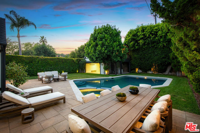 10445 Valley Spring Lane, Toluca Lake CA: https://media.crmls.org/mediaz/eb49f226-a2d3-4c3a-9dab-9db5ef793c8f.jpg