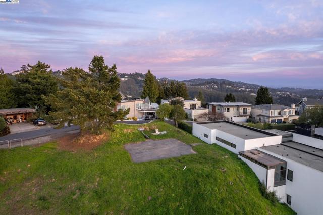 7041 DEVON WAY, Berkeley CA: https://media.crmls.org/mediaz/eb4a7b13-187a-45de-be45-a4244ef2d7e1.jpg