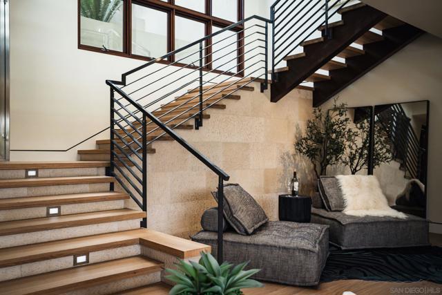 8070 La Jolla Scenic Dr N, La Jolla CA: https://media.crmls.org/mediaz/eb4afcd7-a4a8-4eb2-9b3e-ba32059f201d.jpg