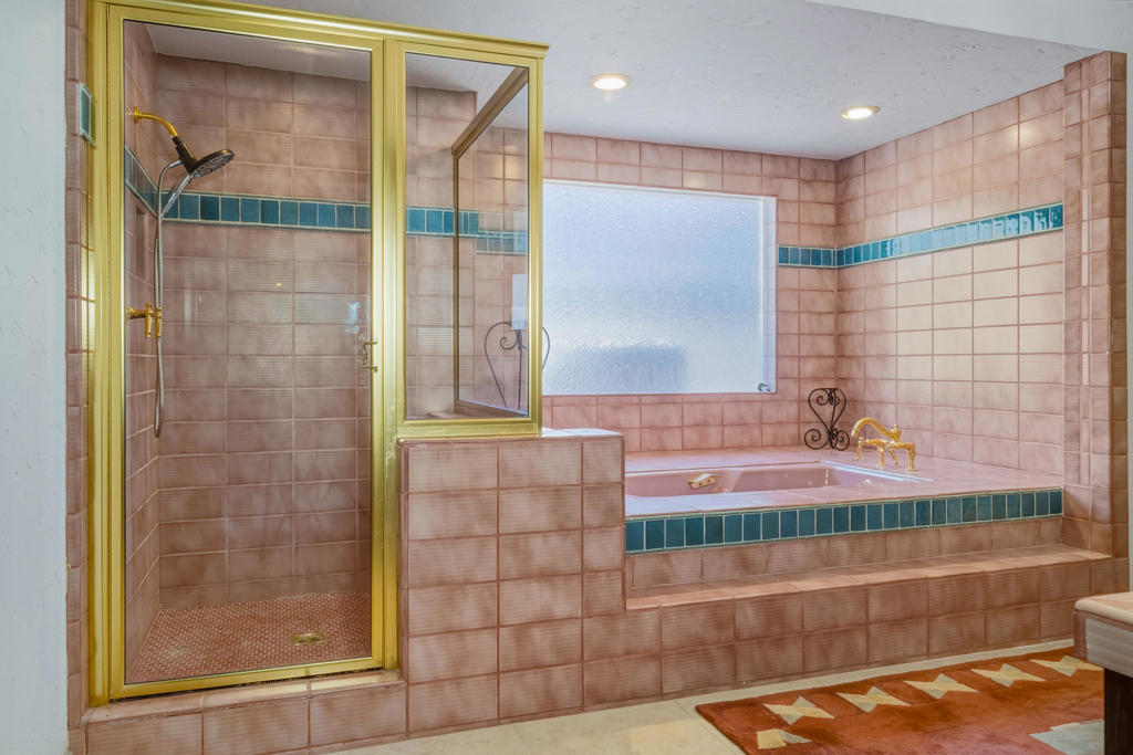 https://media.crmls.org/mediaz/eb4b3ffd-8cfc-49fd-8e43-a68a295bd59b.jpg?preset=X-Large