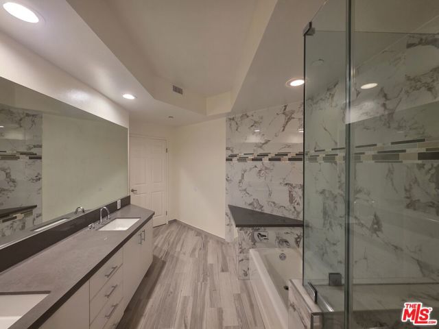 12000 Goshen Avenue, Los Angeles CA: https://media.crmls.org/mediaz/eb4b50c4-e201-4e7d-a5c1-789288d1e28d.jpg