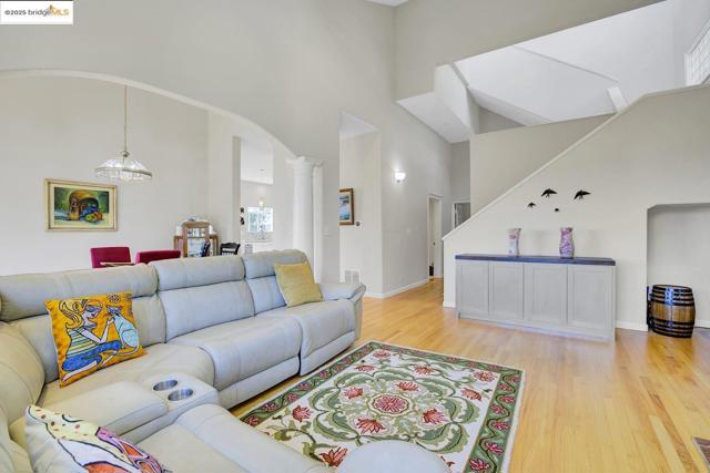 7075 Elverton Dr, Oakland CA: https://media.crmls.org/mediaz/eb4dadd0-160e-493f-b5bb-71a7ac7544dd.jpg