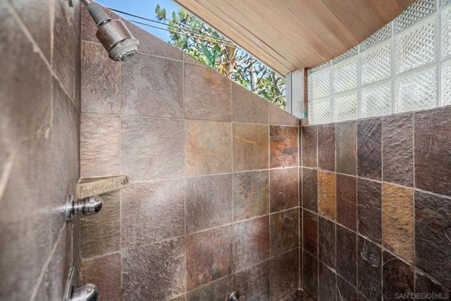 203 23rd St, Del Mar CA: https://media.crmls.org/mediaz/eb4e160f-7ff4-44bc-a521-cd731f5a8e18.jpg