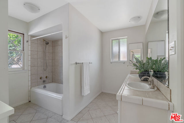 4835 Corbin Avenue, Tarzana CA: https://media.crmls.org/mediaz/eb4e3ed9-9b75-47c6-96a3-8a6c8729f7f7.jpg