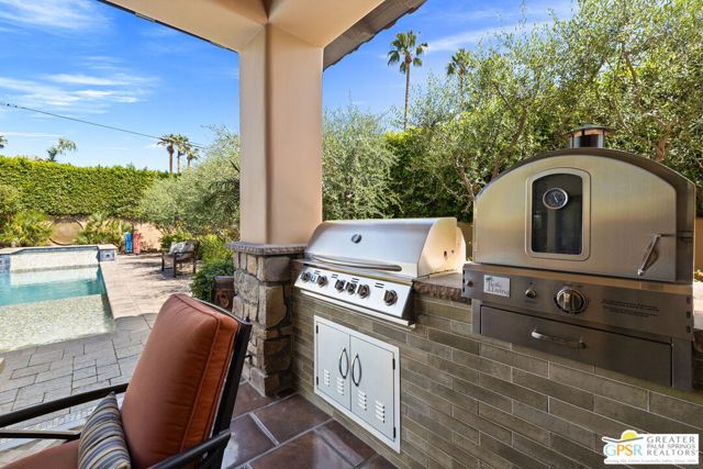 248 E Palo Verde Avenue, Palm Springs CA: https://media.crmls.org/mediaz/eb500e0d-f59e-4624-a613-fae1ce82e8f7.jpg