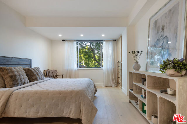 818 N Doheny Drive, West Hollywood CA: https://media.crmls.org/mediaz/eb50106e-6df0-479e-bc34-53f8c1936107.jpg
