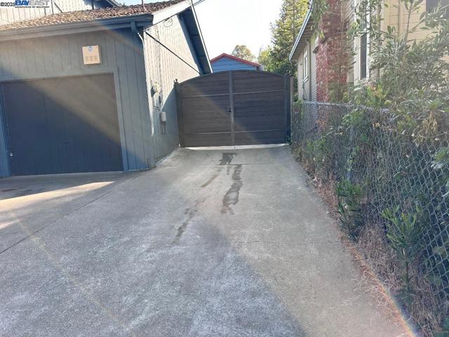 8065 earl st, Oakland CA: https://media.crmls.org/mediaz/eb50190d-b86c-4fd4-a22c-a3d4e17b772f.jpg