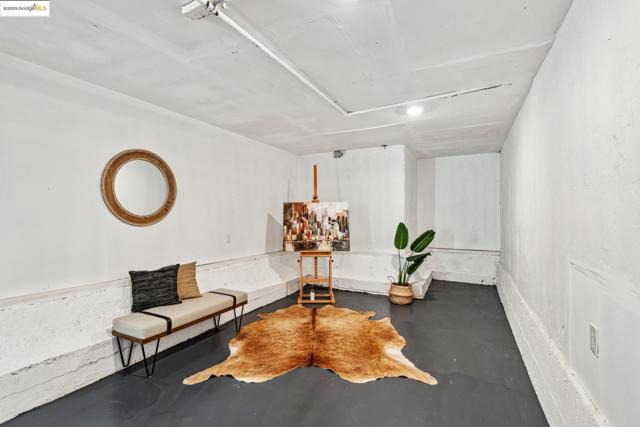 934 Apgar St, Oakland CA: https://media.crmls.org/mediaz/eb50322c-15de-4d62-87d2-8dde876d7a15.jpg