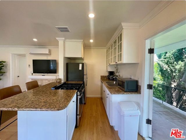 1212 10th Street, Santa Monica CA: https://media.crmls.org/mediaz/eb50c1af-6230-449c-909d-b4abb75ebb50.jpg
