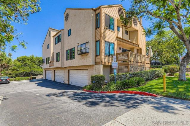 8896 Highwood Drive, San Diego CA: https://media.crmls.org/mediaz/eb51c300-8acb-4351-84b5-3ef47e4cc7af.jpg