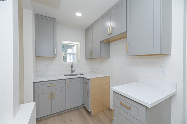 4015 SAN JUAN ST, Oakland CA: https://media.crmls.org/mediaz/eb51e002-09c8-4c4f-aae7-1c8f07007500.jpg