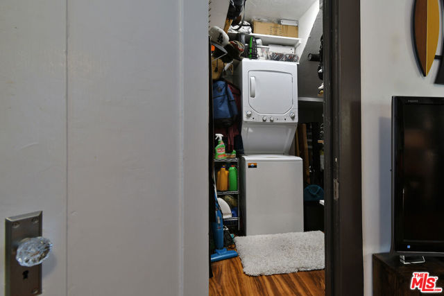 224 Horizon Avenue, Venice CA: https://media.crmls.org/mediaz/eb52a0c2-41bb-48f9-91b8-f1dda4ad0542.jpg