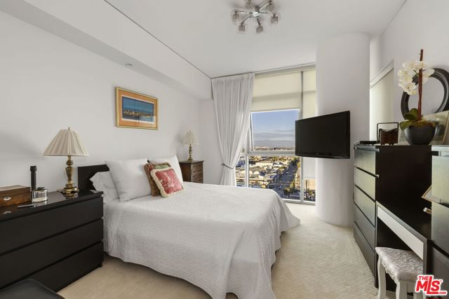 13650 Marina Pointe Drive, Marina del Rey CA: https://media.crmls.org/mediaz/eb52a96e-b809-409c-9027-c6327cbe7cd3.jpg