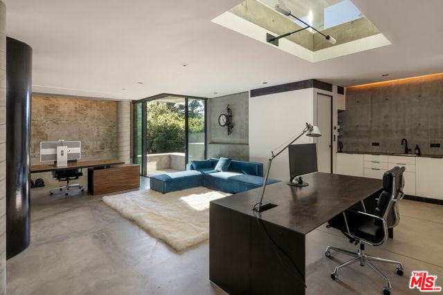 9727 Oak Pass Road, Beverly Hills CA: https://media.crmls.org/mediaz/eb533bf2-96e8-43a3-a6da-c1663ba3fa64.jpg