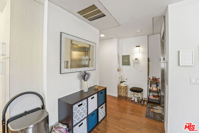 819 HOLT Avenue, Los Angeles CA: https://media.crmls.org/mediaz/eb53457d-d6be-4d80-b232-38aba6a4522e.jpg