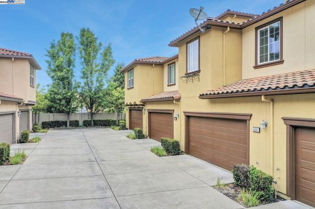 5092 Fioli Loop, San Ramon CA: https://media.crmls.org/mediaz/eb54ca46-a800-480e-a783-795267393456.jpg