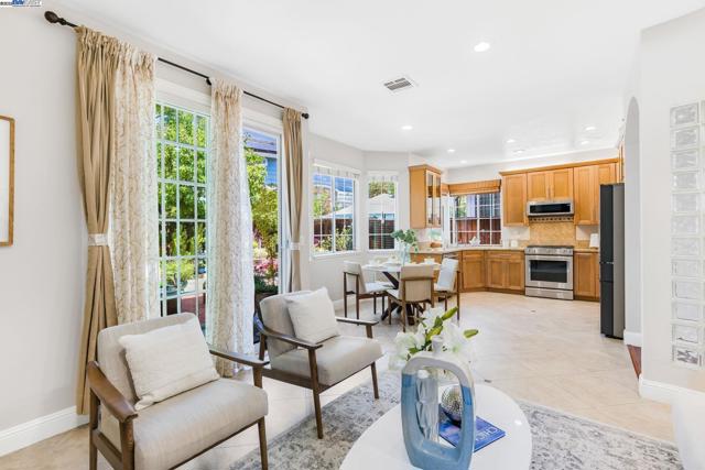 5373 Shamrock Cmn, Fremont CA: https://media.crmls.org/mediaz/eb54fbda-13b8-4914-b8f8-9febbad4eee8.jpg