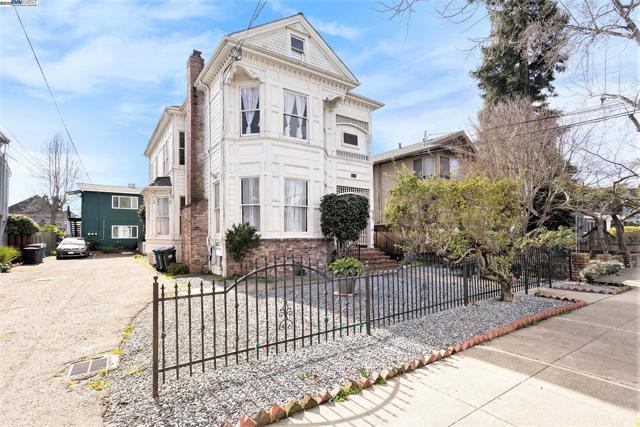 2120 Encinal Ave, Alameda CA: https://media.crmls.org/mediaz/eb56652e-a758-4d6d-b92d-f0db1767585f.jpg