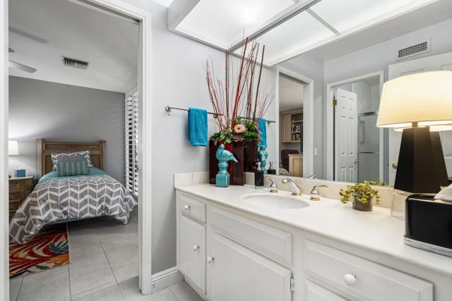 5 Seton Court, Rancho Mirage CA: https://media.crmls.org/mediaz/eb56be7a-13fc-48ab-a1f0-73a955f6b318.jpg