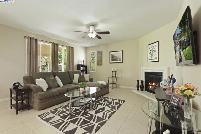 247 N Menlo Park Ct, Mountain House CA: https://media.crmls.org/mediaz/eb571697-88ee-4056-97ef-57cf47cd4c8c.jpg