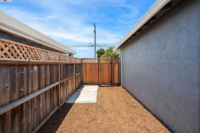 14272 Santiago Rd, San Leandro CA: https://media.crmls.org/mediaz/eb577120-4f1f-4971-80cc-4adb6b12d024.jpg