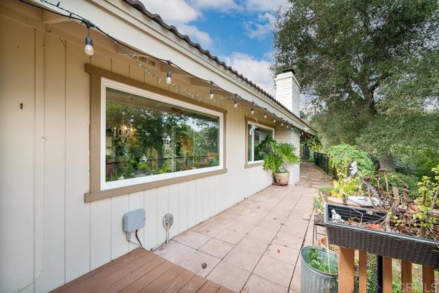 2719 Via Del Robles, Fallbrook CA: https://media.crmls.org/mediaz/eb586857-3941-4d84-85fb-70c1056a2cd9.jpg