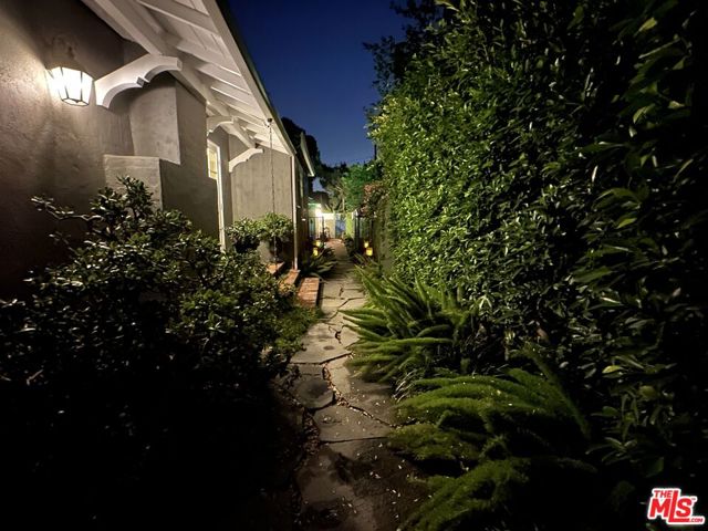 800 N Rose Street, Burbank CA: https://media.crmls.org/mediaz/eb587c53-7234-4d71-9538-8f60acda77c9.jpg