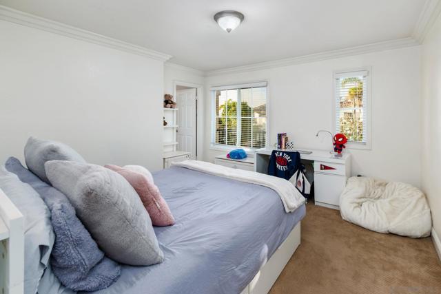 5255 Greenwillow Ln, San Diego CA: https://media.crmls.org/mediaz/eb593633-f788-4e20-9108-2292f5356a90.jpg