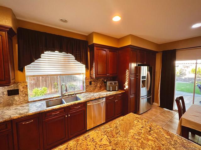 37710 Sprucewood Ln, Murrieta CA: https://media.crmls.org/mediaz/eb5ac99c-60ed-479b-a27e-f9786ea6fbac.jpg