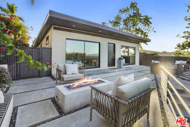 3838 Buena Park Drive, Studio City CA: https://media.crmls.org/mediaz/eb5ad803-727c-4ca4-b112-97977ea9ac02.jpg