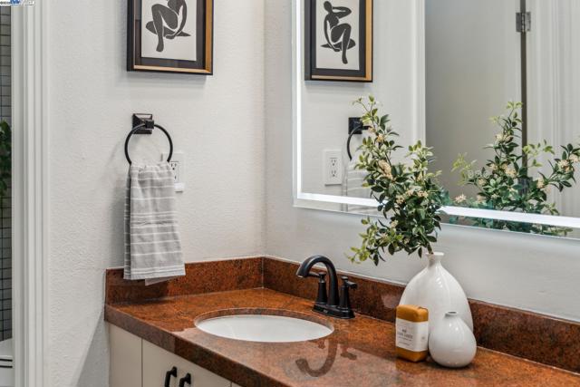 311 4th St, Oakland CA: https://media.crmls.org/mediaz/eb5be74d-cd6d-473f-a1e6-dbdfe6e8a91d.jpg