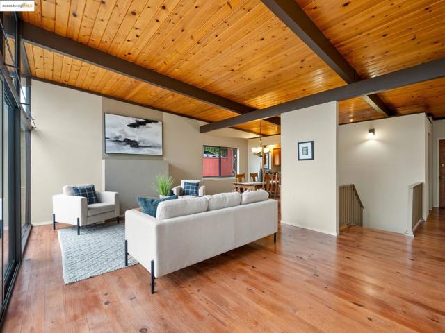 6866 Thornhill Dr, Oakland CA: https://media.crmls.org/mediaz/eb5cd136-396a-4cbb-9dfe-bce35ec082b7.jpg