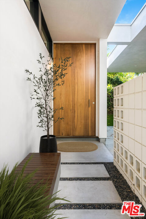 1010 N Rexford Drive, Beverly Hills CA: https://media.crmls.org/mediaz/eb5cd322-2bf3-4a6e-8cd4-634765bc16df.jpg