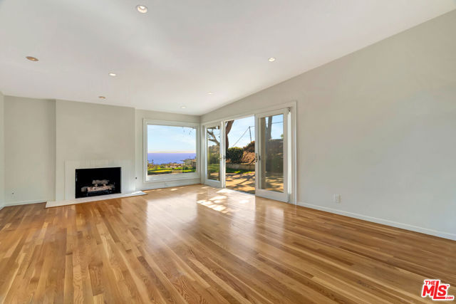 3444 Cloudcroft Drive, Malibu CA: https://media.crmls.org/mediaz/eb5d9ab6-822f-4e79-bab9-1340a82b7ff7.jpg