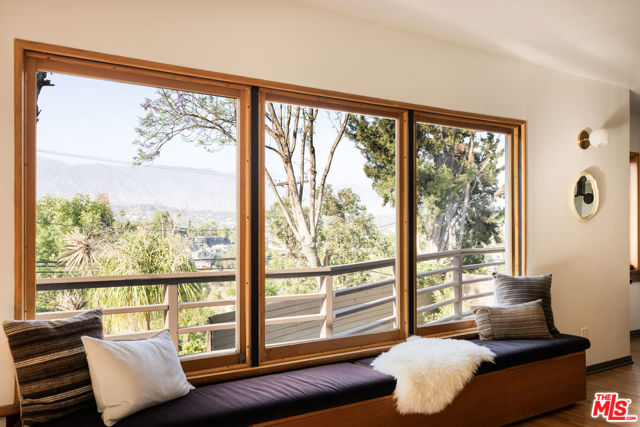4825 Glenalbyn Drive, Los Angeles CA: https://media.crmls.org/mediaz/eb5db761-6c4b-43fa-a380-194bbb62c6e6.jpg