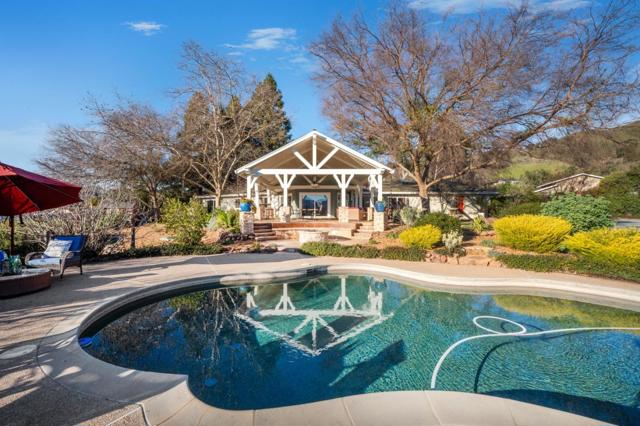12170 Calle Uvas, Gilroy CA: https://media.crmls.org/mediaz/eb5e3fb7-ca09-45e1-89ca-162a0e798356.jpg