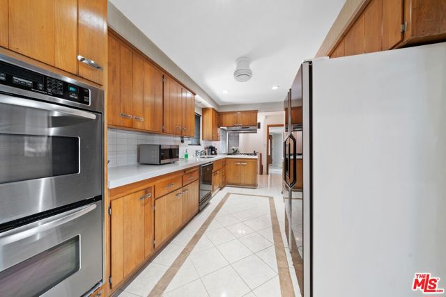 4260 S Cloverdale Avenue, Los Angeles CA: https://media.crmls.org/mediaz/eb5e6317-24ab-4efd-b546-36cf24140f0e.jpg