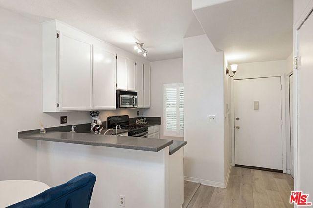 15115 Burbank Boulevard, 2 photo 6