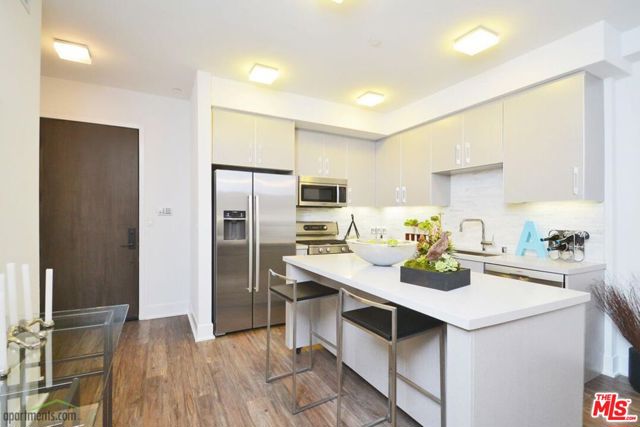 1168 S Barrington Avenue, Los Angeles CA: https://media.crmls.org/mediaz/eb5f1c3a-9dac-4b34-9316-bc7fef3a8129.jpg