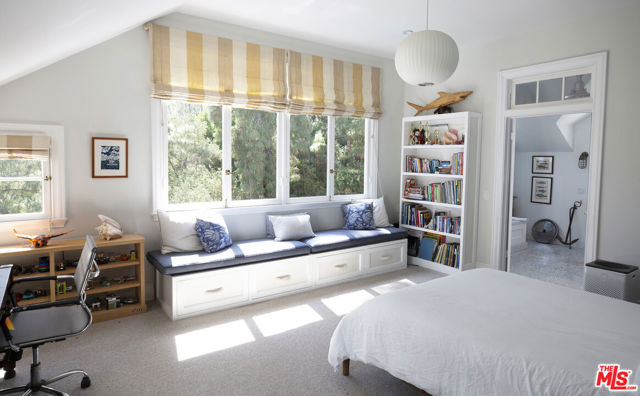 2121 Trently Lane,  CA: https://media.crmls.org/mediaz/eb6034f2-c9ea-4f00-a36e-202a42266985.jpg