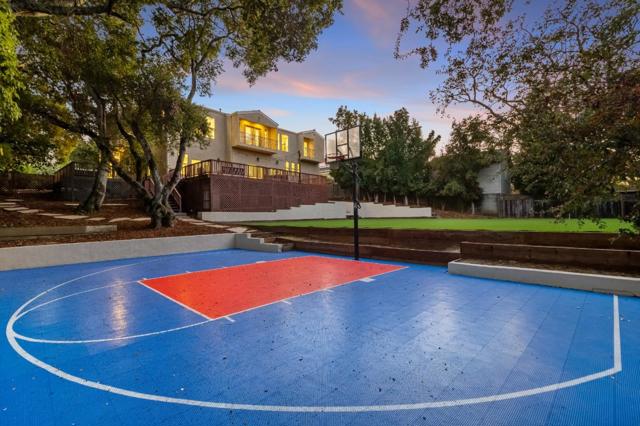 303 Lakeview Way, Redwood City CA: https://media.crmls.org/mediaz/eb614ce2-173a-4b1b-8e06-50d663b09879.jpg