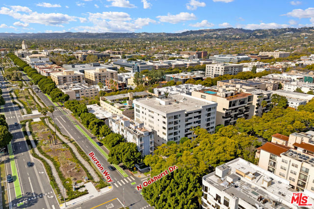 321 N Oakhurst Drive, Beverly Hills CA: https://media.crmls.org/mediaz/eb61fbe8-4241-49a2-a380-f46db388cdfc.jpg