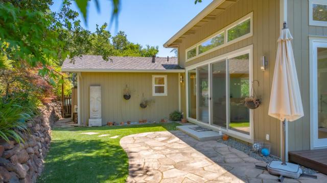 15 Kiowa Court, Portola Valley CA: https://media.crmls.org/mediaz/eb6404ad-0f2d-4e75-b9d5-9b09b2c63406.jpg