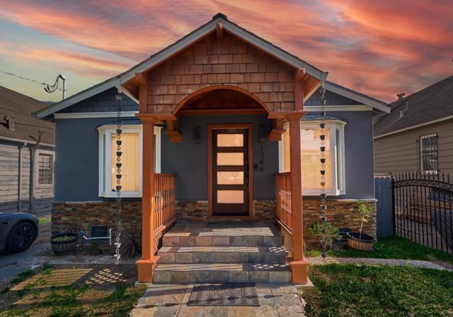 1344 99th Avenue, Oakland CA: https://media.crmls.org/mediaz/eb651514-107c-4172-8be4-3018d8191d13.jpg