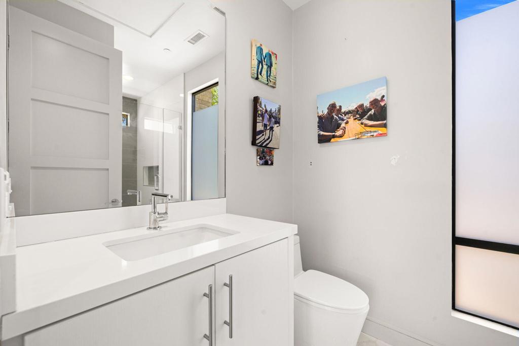 https://media.crmls.org/mediaz/eb65fb41-4f70-4b4d-b9bb-77754e83b271.jpg?preset=X-Large