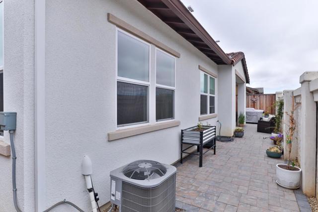 2102 White Oak Drive, Hollister CA: https://media.crmls.org/mediaz/eb682e00-dbf6-4cd4-9898-a6a9e7c136d7.jpg